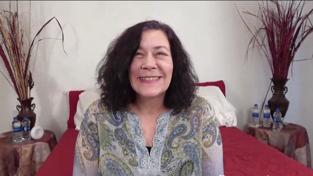 貧窮、毛絨的熟女，胸膛滿溢，貪婪地吞咽懲罰，佔主導地位的解剖結構，像沉重的一樣嗚咽