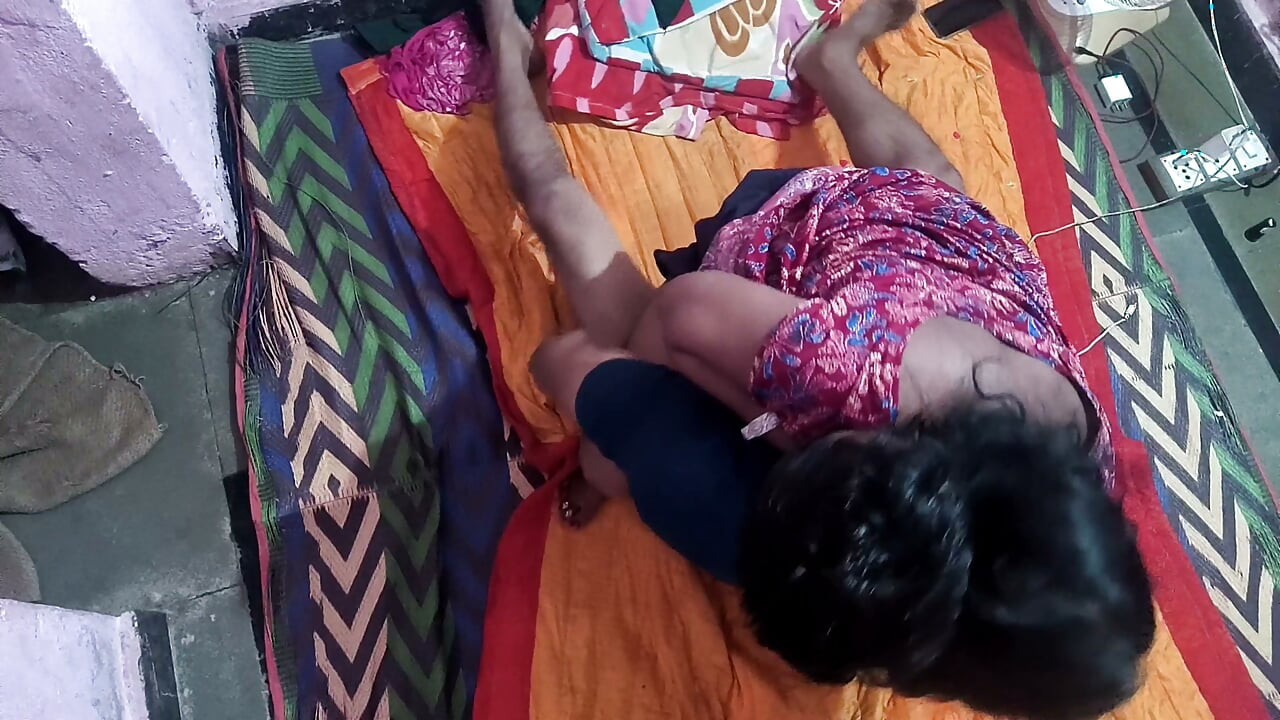 Enquanto toda a gente se diverte lá fora, o pau do Nick entra no meu quarto e fode-me