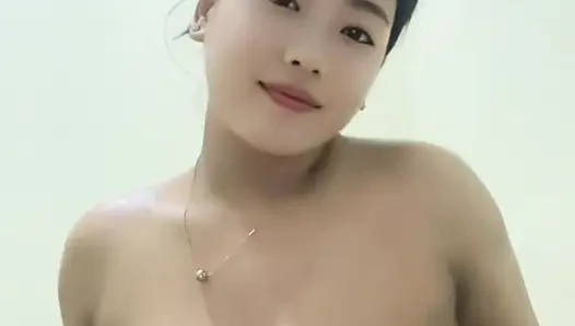 Ibu-ibu sange dengan toket besar di kamar tidur