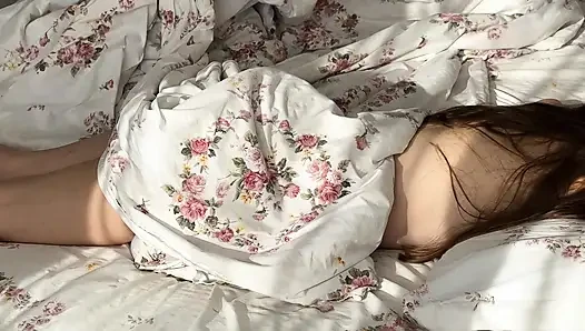 Sevimli üvey kız kardeş masaj istiyor - üvey erkek kardeş onun yerine mükemmel götünü sikiyor