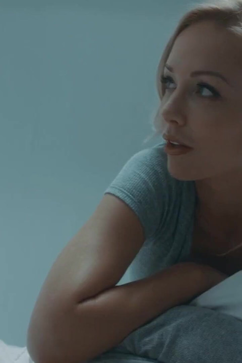 Kayden Kross ateşli lezbiyen videosunda Evelin Stone'un sikini yiyor
