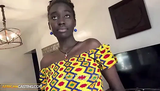 Большие сиськи и задница темнокожая чернокожая скачет на большом белом члене в видео от первого лица, обратная наездница