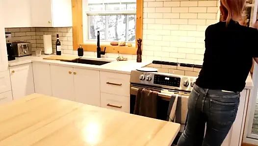 Üvey kız kardeş uzun bir yolculuktan sürpriz bir şekilde geliyor