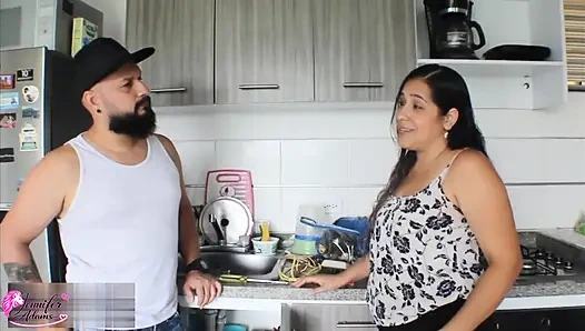 Erkek arkadaşım sadakatsiz bu yüzden onu sikmek ve aynı şeyi ona yapmak için tesisatçının hizmetlerinden faydalanıyorum - porno en español