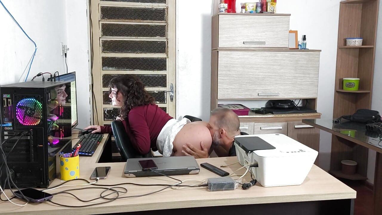 Il baise la chatte de Candy dans la fourrure