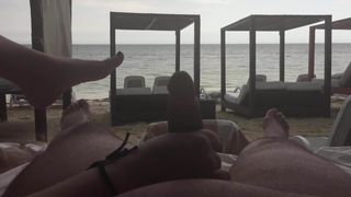 Дрочка на пляже в любительском видео