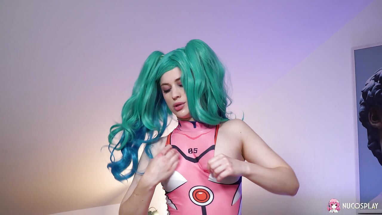 Yaramaz azgın sürtük Nikki Hill büyük oyuncaklarla sikişiyor.