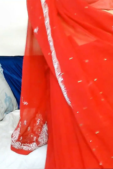Amrozia Dança Sensual Com Striptease Em Música Indiana Com Sari Vermelho