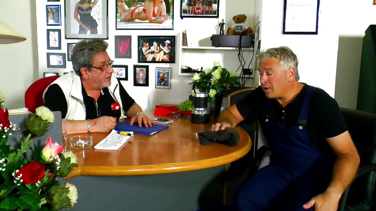 Charly Wird Von Egon Kowalski Und Big George Hart Geritten