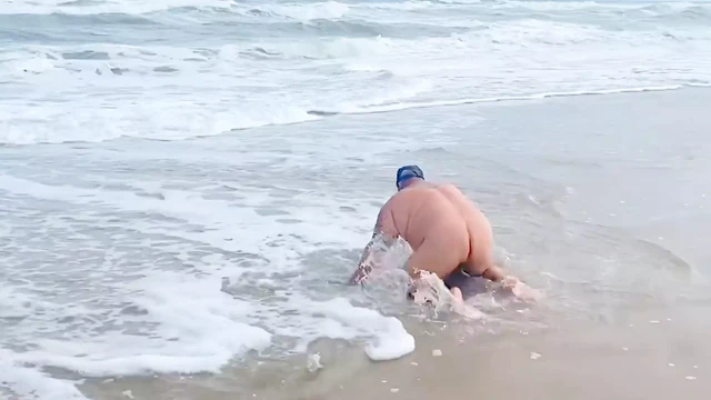 Gym coach exposes his butthole