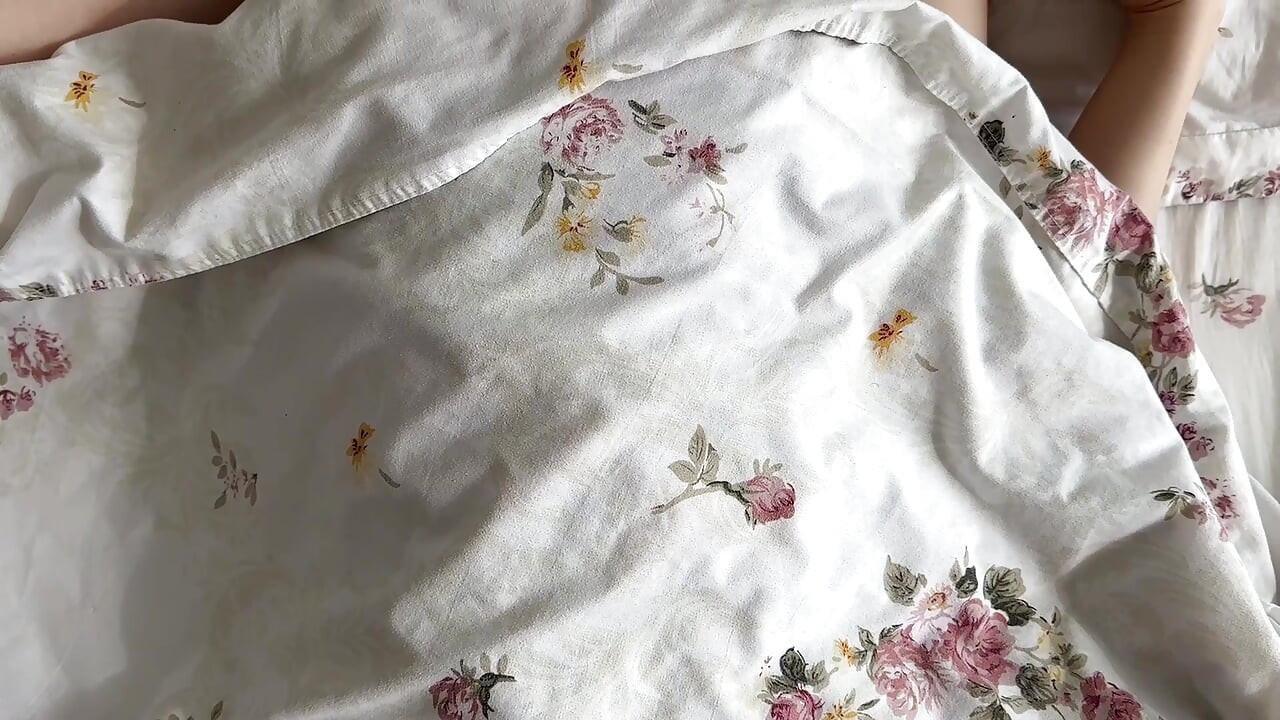 Meio-irmão fode sua meia-irmã no umbigo e goza na barriga
