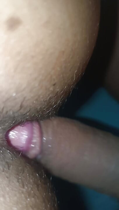 Pospani penis ulazi u mokru i neurednu pičku.
