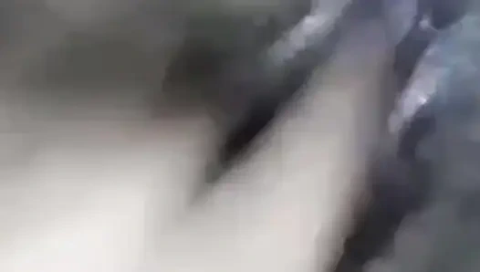 Обнаженная девушка в желтом платье, видео