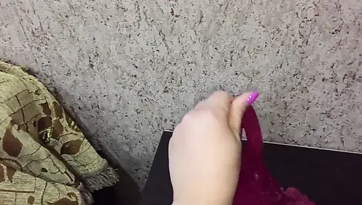 Alice yeni külotunu gösteriyor