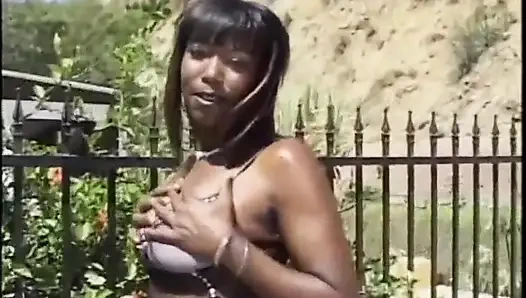 Schöne schwarze MILF fickte doggystyle und bespritzt von schwarzem monster-schwanz ins gesicht