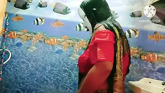 Hintli azgın kız sari ve kırmızı bluzla baştan çıkarıcı bir şekilde banyo yapıyor - tam videoyu görmeli