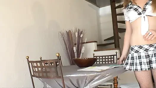 Siyah çoraplı sarışın götünü sikiyor