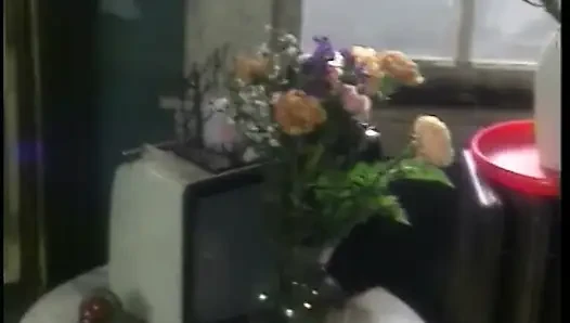 Heißes mädchen mit schönen titten reitet auf einem großen, dicken schwanz