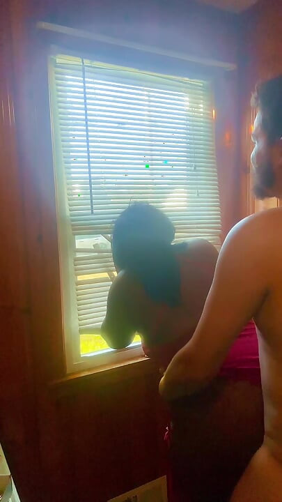 Mi vecino me venía mirando así que por fin se la metí mientras su mujer hacía recados