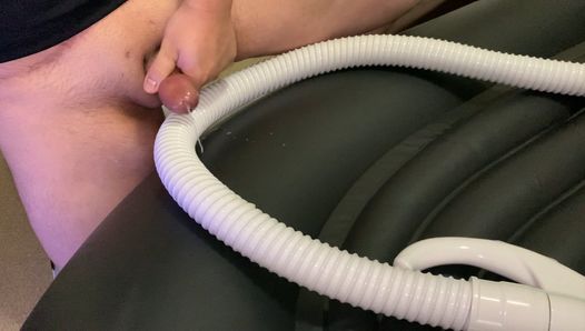 Une petite bite se masturbe, se caresse et jouit sur un tuyau d'aspirateur
