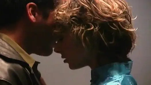 Долбежка вверх-вниз ногами растягивает мою тугую киску широко