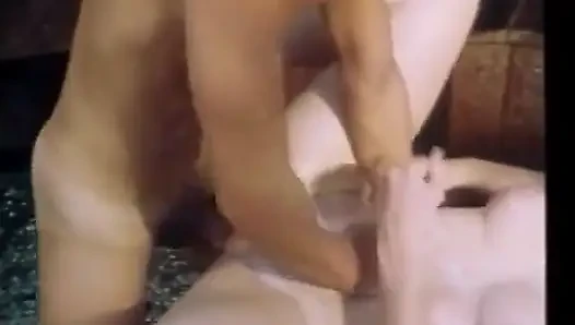 Azgın esmer klasik sürtük sikiliyor