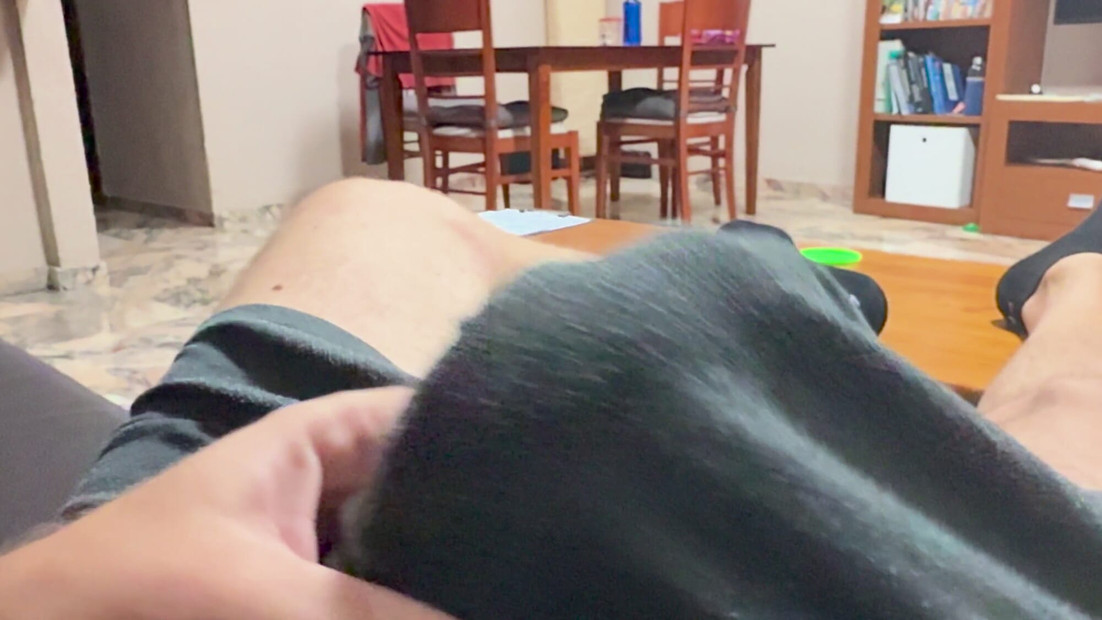 ショートパンツ姿でムラムラしている