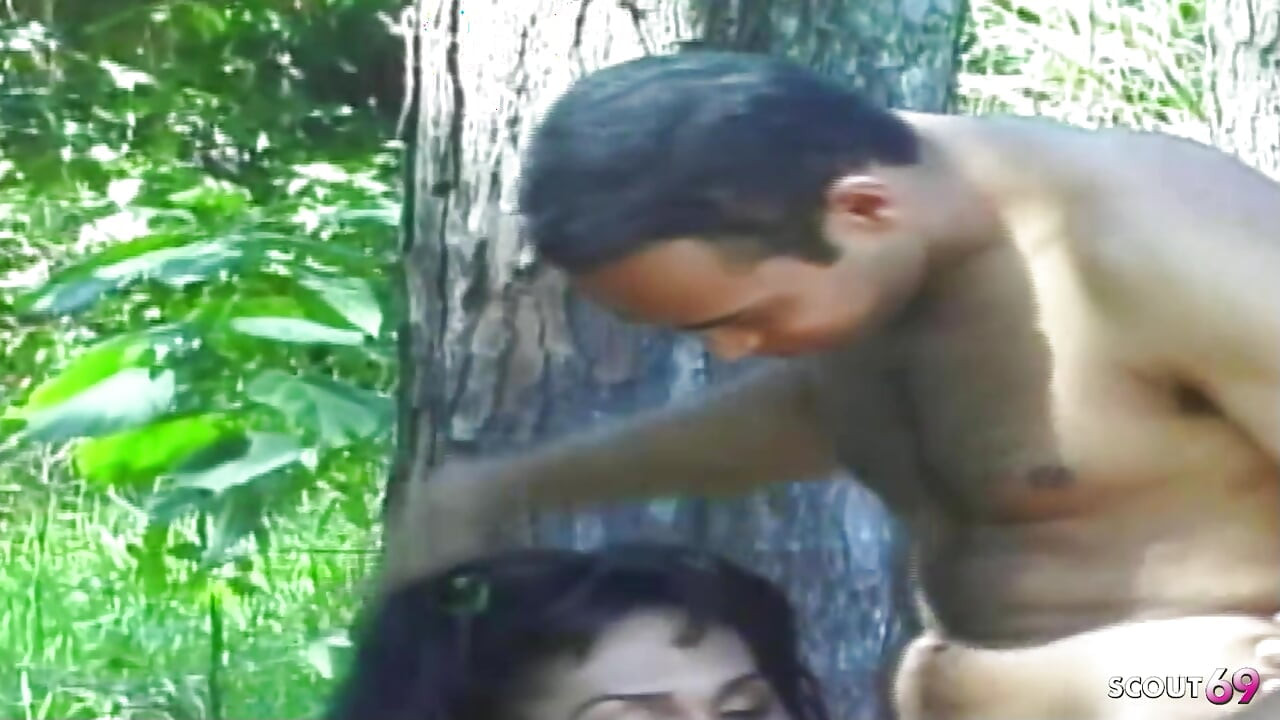 Mršava latina sa velikim sisama shemale na otvorenom teško analno jebana