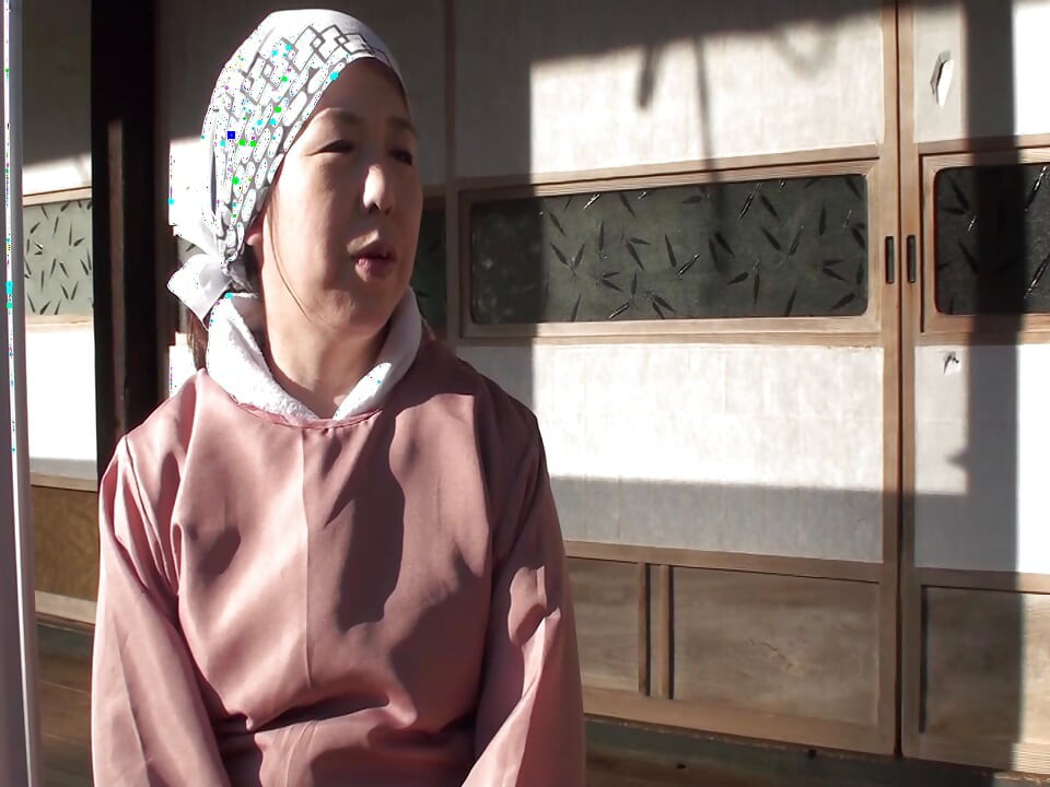 A076G02 En moden kvinne som bor alene på landsbygda uten underholdning har utuktig og rik sex foran kameraet!