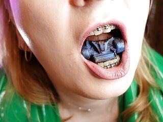 Mukbang - jedzenie wideo - fetysz jedzenia w aparatach ortodontycznych z bliska - wycieczka ustna