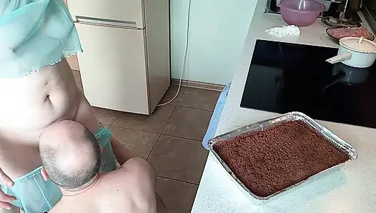 Sevgi dolu ve sevecen karım çifte kremalı turta yapıyor, aile refahının bir sembolü.
