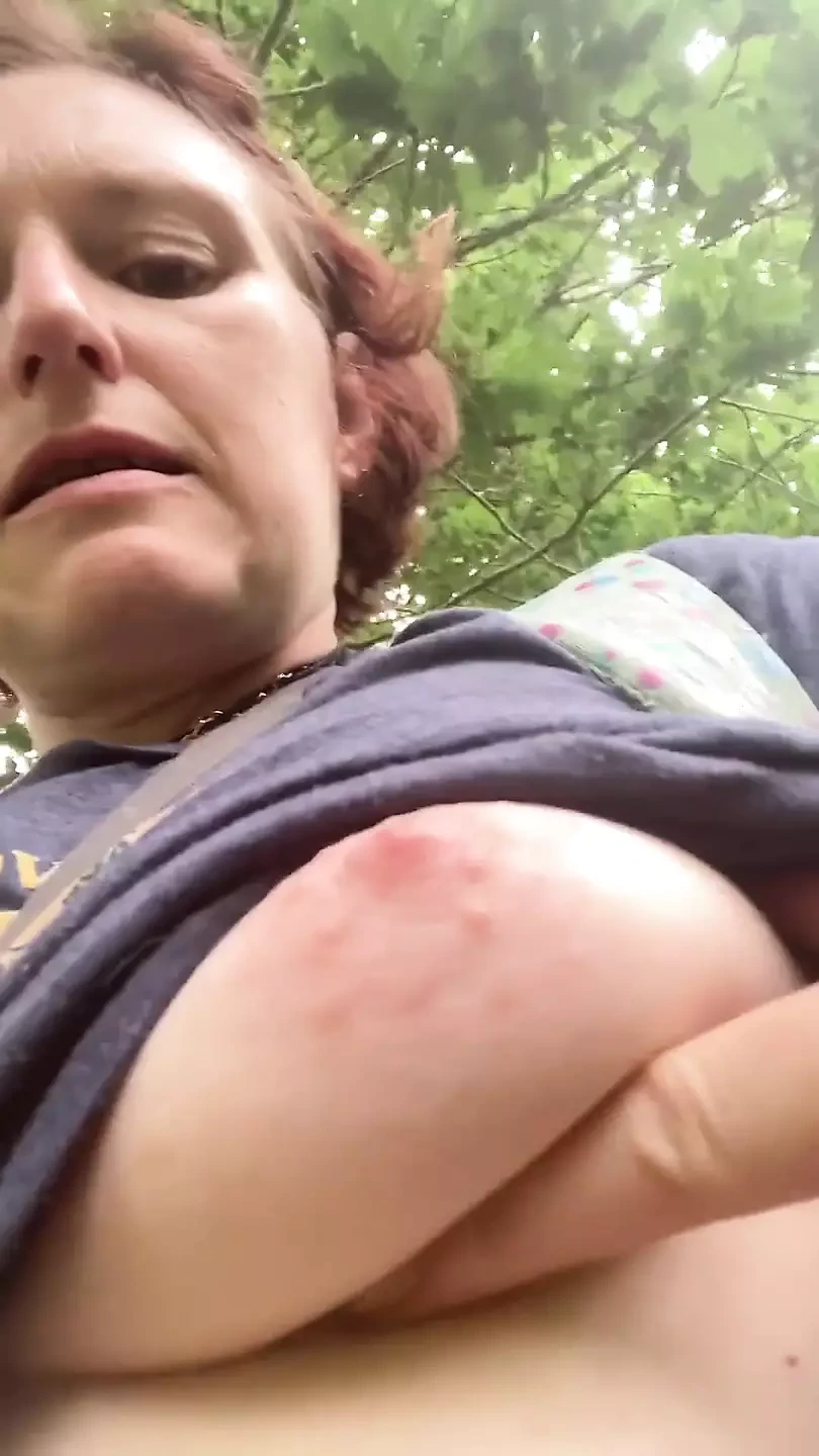 Public PeekaBOOB whilst approaching a busy road