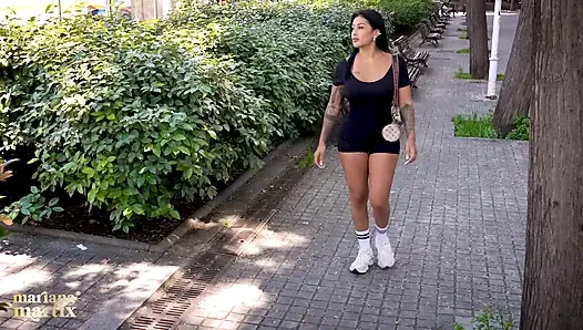 İspanya'da Kolombiyalı kadın seks için büyük penisli erkekleri sokakta arıyor - Mariana Martix ve Raul Bud