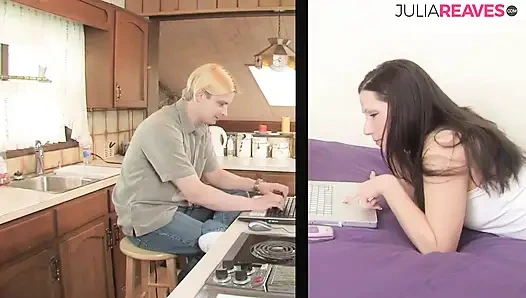 Blondes mädchen reitet einen riesigen schwanz wie ein star, nachdem sie die muschi geleckt hat