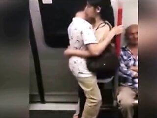 Que vergonha! pessoas no metrô chinês fazem coisas obscenas.