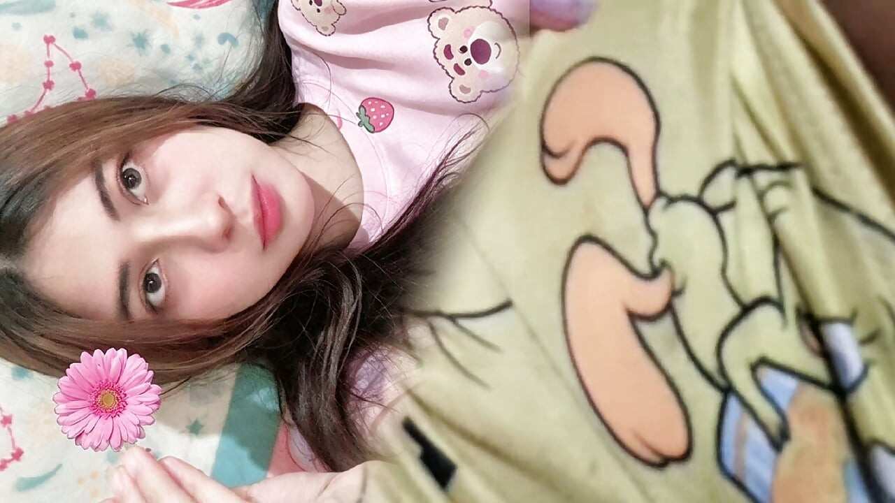 有名なゴメスがマンコを見せる