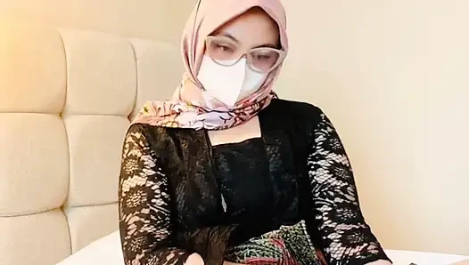 Solo-weibliche masturbation mit indonesischem traditionellem kleid