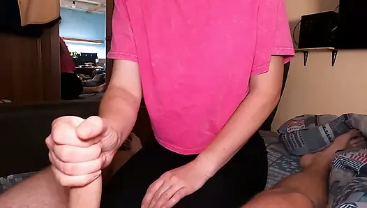 Adik tiriku ngocok kontolku dengan cepat!
