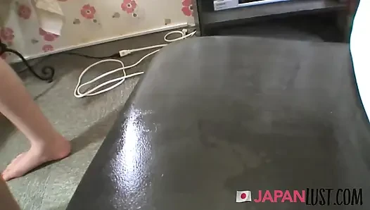 Japon orta yaşlı seksi kadın oyuncaklardan ve yarakla çok ıslanıyor