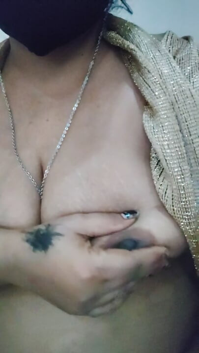 Sexy Aarohi waited for her boyfriend and started fingering in the discount.