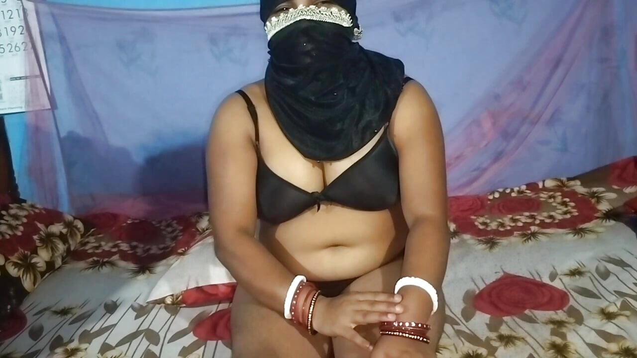 Village padosi bhabhi ke ghar par raat ko chudai in Indian bhabhi devar fucking