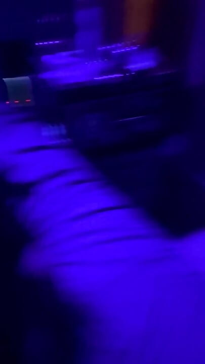 Zoey Portland Dostane velký penis dozadu v klubu