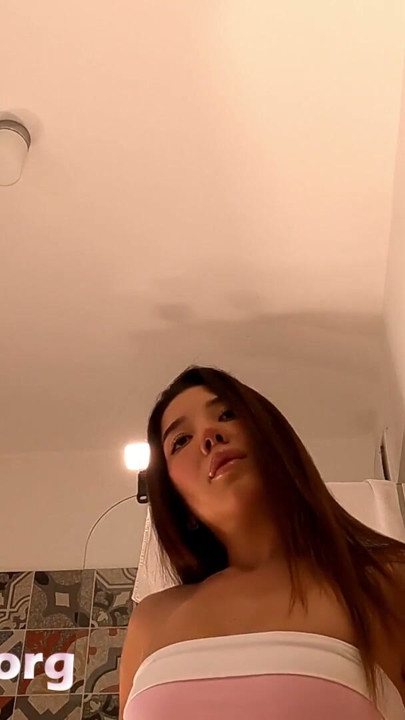 Garota asiática gostosa de peitinhos pequenos e magrinha no uniforme escolar mais curto, saia xadrez levantando a calcinha e mostrando a bunda linda | Clipe 2
