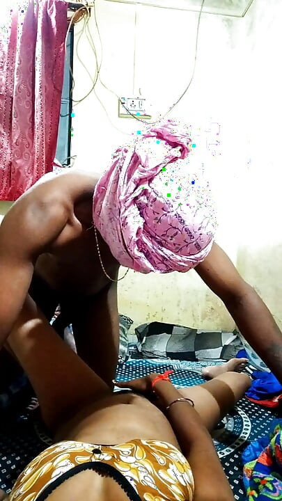 Desi üvey teyze bulaşıcı bir patlamayla içeri daldı