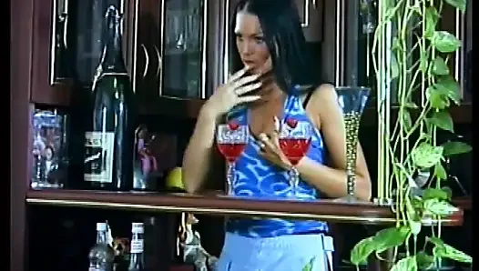 Ateşli hatun kanepede domalarak sikiliyor