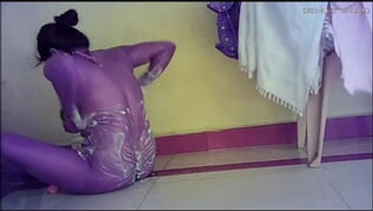 Индийская деревенская домохозяйка с сексуальной задницей