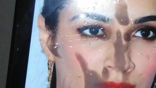 Kriti Sanon komt klaar met enorme sperma op haar gezicht