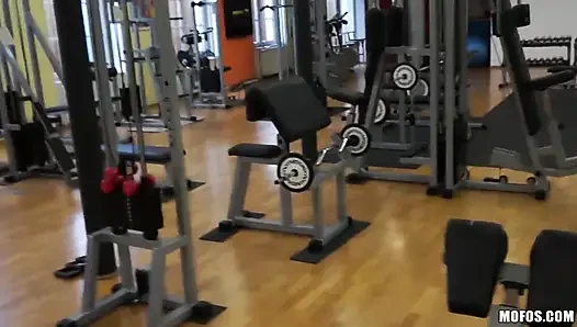 Öffentliche pickups - Lucy bell überspringt das fitnessstudio, um einen fetten schwanz zu lutschen