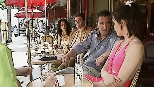 Retro deutsche schätzchen wurden für eine analorgie in einer bar abgeholt