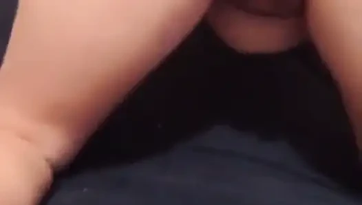 Bu büyük götlü sarışın kadının götünü yiyor
